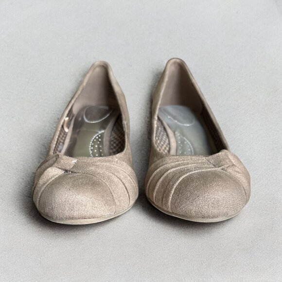 Wedge Heels 9.5 Beige Faux Suede Comfort Insoles Dexflex Business Casual READ - Picture 2 of 6